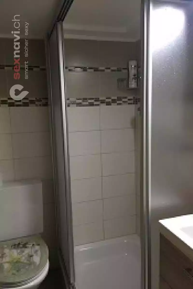 Red Roses 2. OG Red Roses 2. OG Bern Umgebung