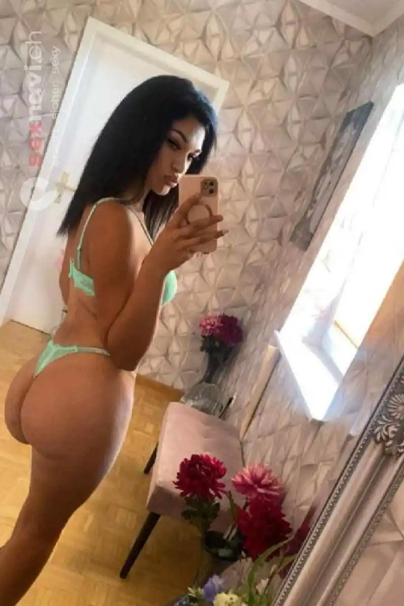 MIA Teenie will Dich tief spüren Basel, Basel, Schweiz