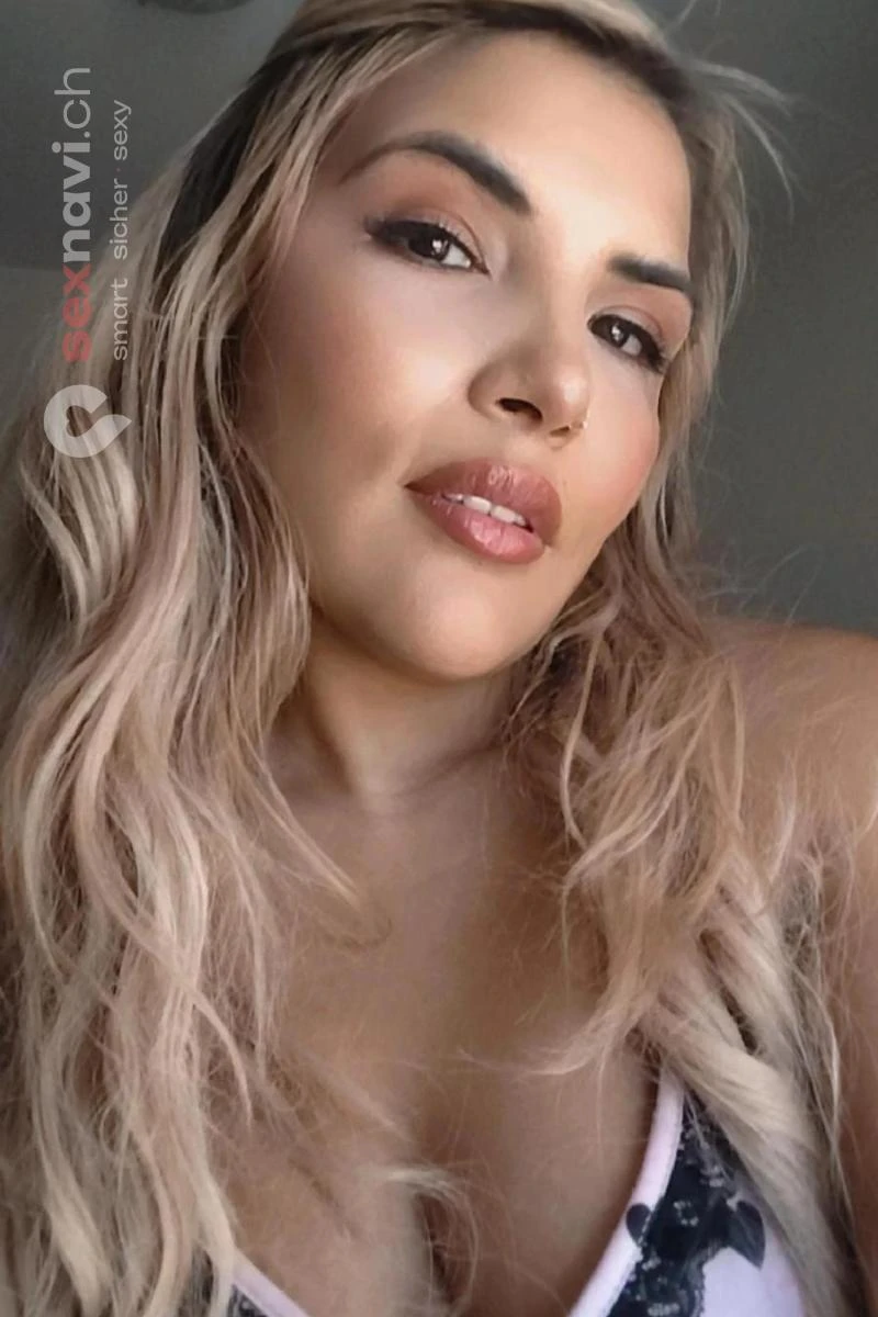 Karolina BLOND LATINA COME IN FACE Waadt, Moutier, Schweiz, Neuchatel / Neuenburg, Fribourg / Freiburg